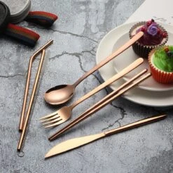 House Of Husk Reisbestek - Reis Bestekset - Chopsticks - Metalen Rietjes Met Borstel - Lepel - Vaatwasserbestendig - RVS - 7 Delig - Rose Goud 9 House Of Husk Reisbestek - Reis Bestekset - Chopsticks - Metalen Rietjes Met Borstel - Lepel - Vaatwasserbestendig - RVS - 7 Delig - Rose Goud -Buitenkampeer Winkel 1200x1200 809